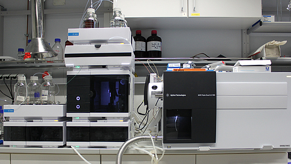 Gezeigt wird ein Bild des HPLC-QQQ-MS.