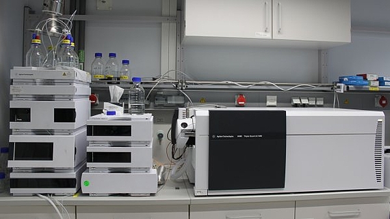 Gezeigt wird ein Bild des HPLC-QQQ-MS.